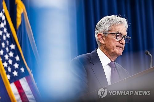 파월 "의장 임기 후에도 이사직 유지…연준 독립성 위험"(종합)