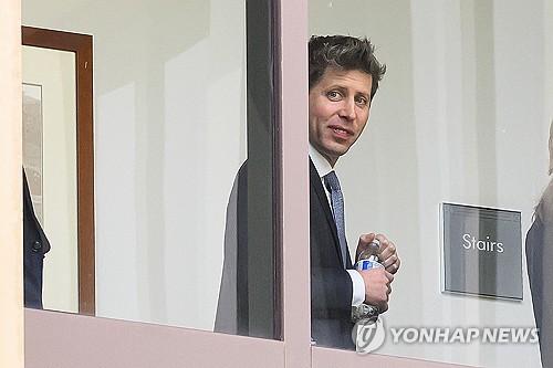 올트먼 "머스크, 오픈AI 지분 90% 요구…경영권 세습도 주장"