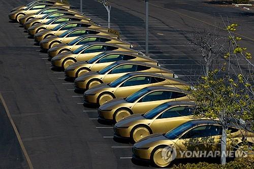 핸들·페달 없는 금빛 테슬라 무인택시…머스크 "사이버캡 폭풍"