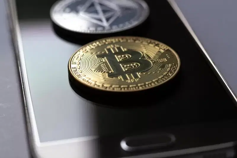 Bitcoin (BTC) Warned of Collapse to $55,000...Ethereum Faces Dead Cross Bomb Crisis