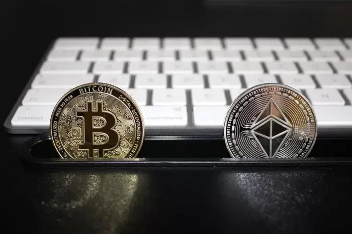 Bitcoin (BTC)·Ethereum (ETH), 'Hesitant' Ahead of Circle·Mara Holdings Earnings Announcement