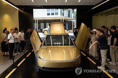 테슬라, 중국서 로보택시 '사이버캡' 전시…판매는 아직