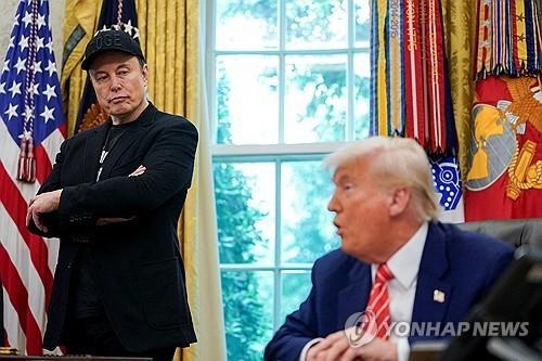 "트럼프, 머스크에 전화…우크라 스타실드 제한 해제 요청"